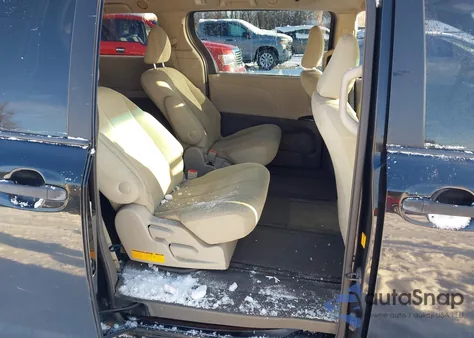 2011 Toyota Sienna Base V6 из США, поврежденный, VIN 5TDZK3DC5BS153819